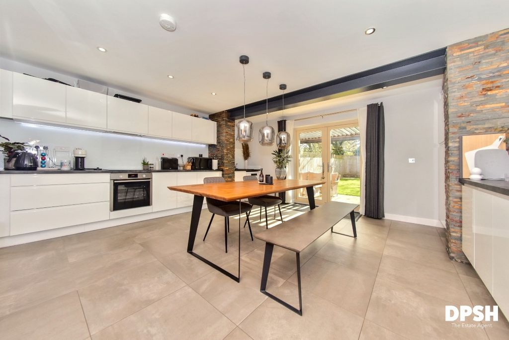 Property photo 2 of 33