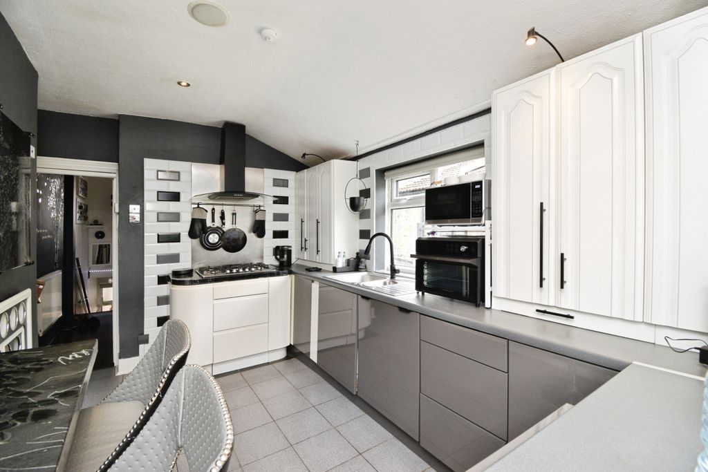 Property photo 3 of 16 Kitchen