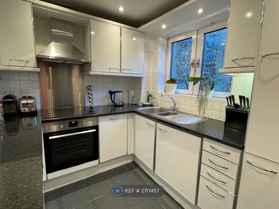 Property photo 3 of 13 Kitchen