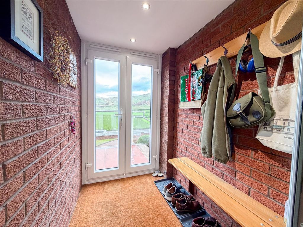 Property photo 3 of 33 Entrance Vestibule