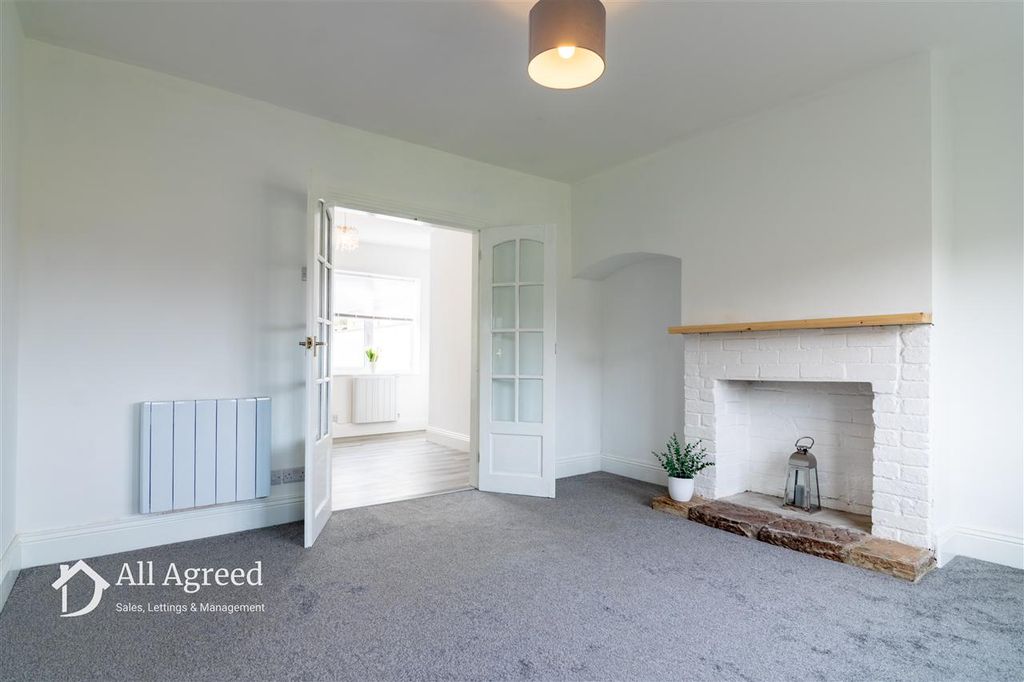 Property photo 3 of 17 Lounge