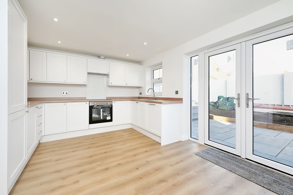 Property photo 2 of 12 Kitchen/Breakfast