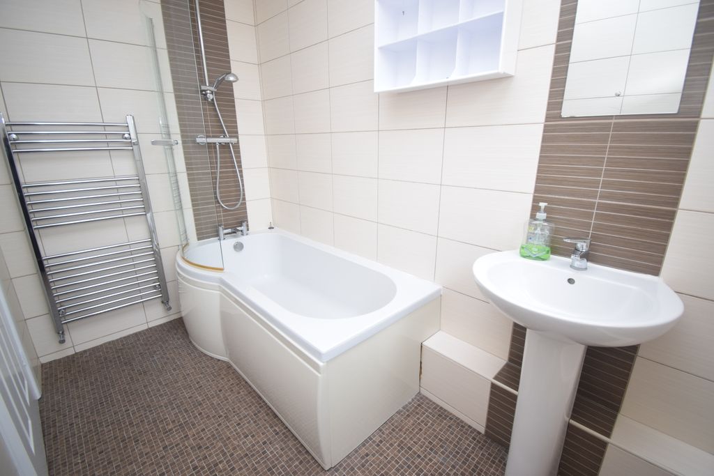 Property photo 3 of 10 Bathroom