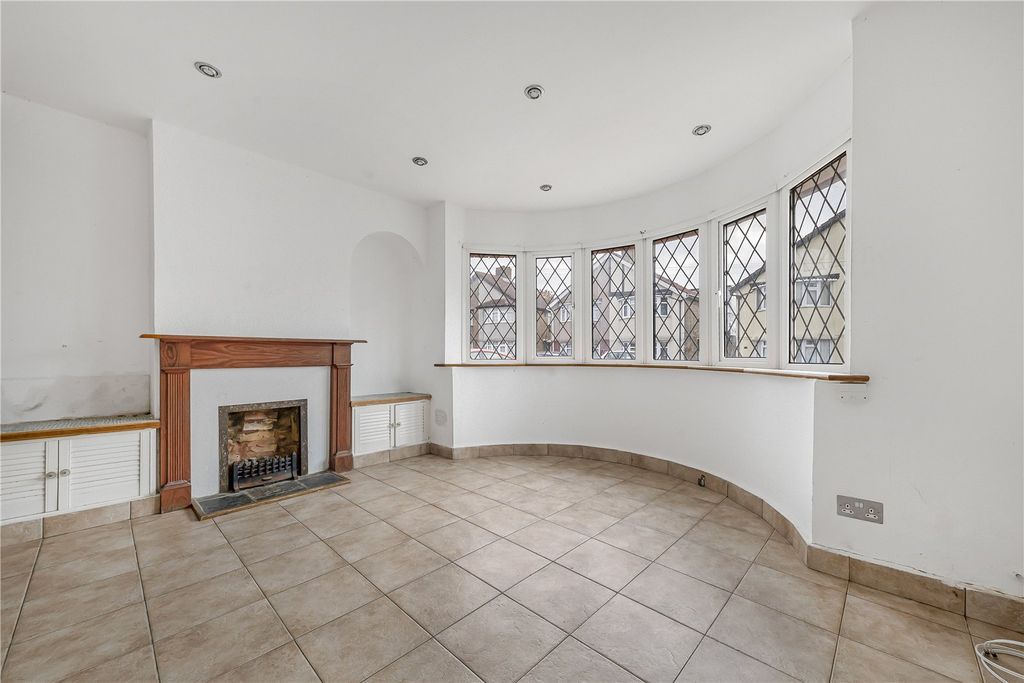 Property photo 3 of 20 Lounge