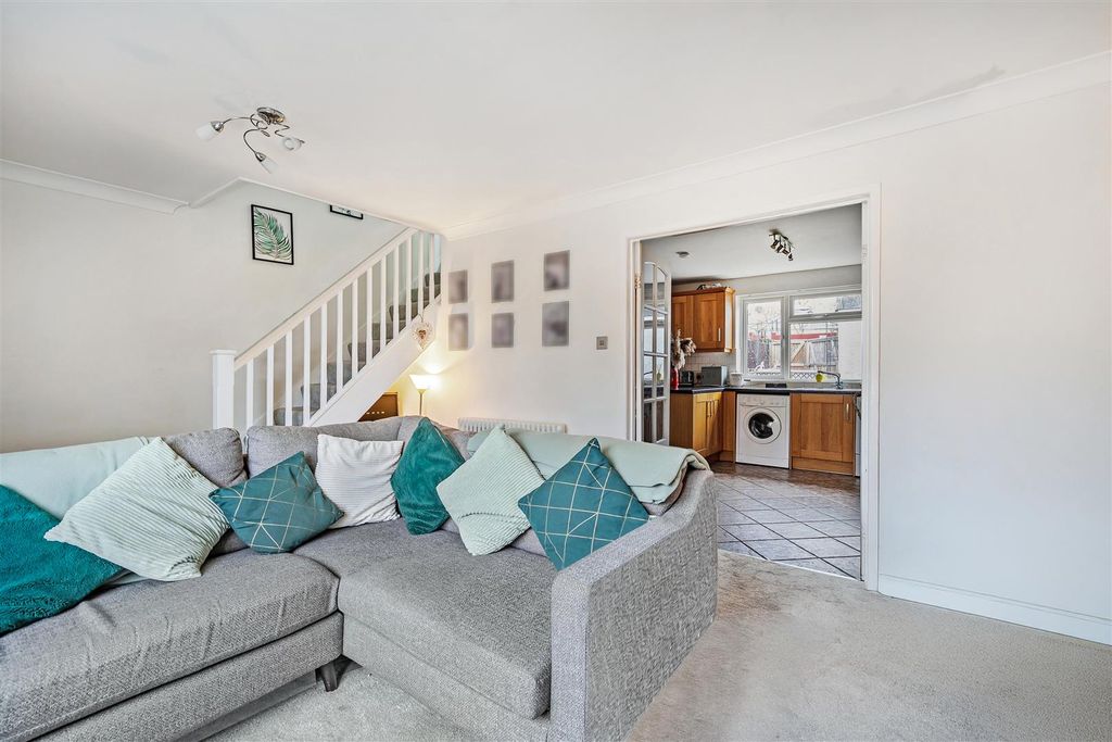 Property photo 3 of 8 Lounge