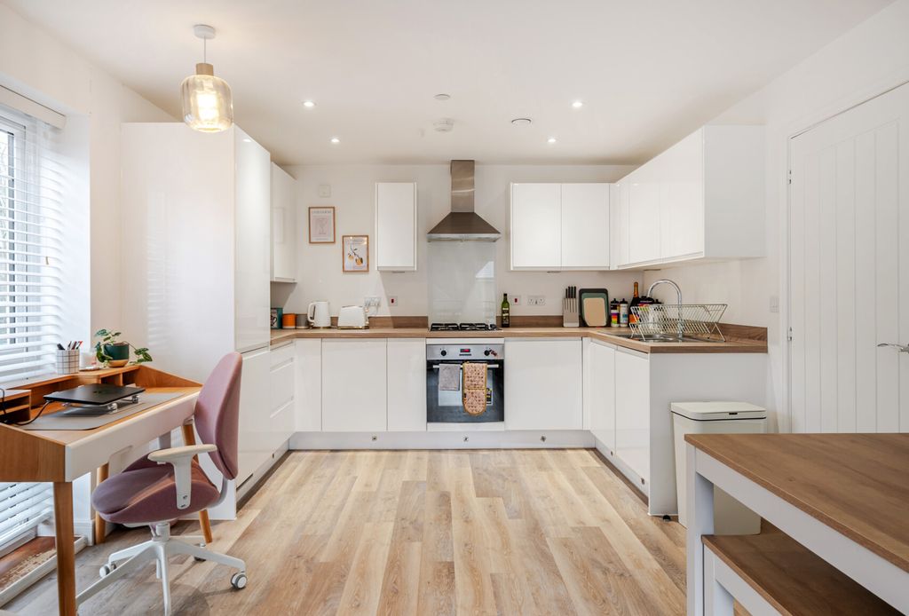 Property photo 3 of 14 1387687-7-694169E...