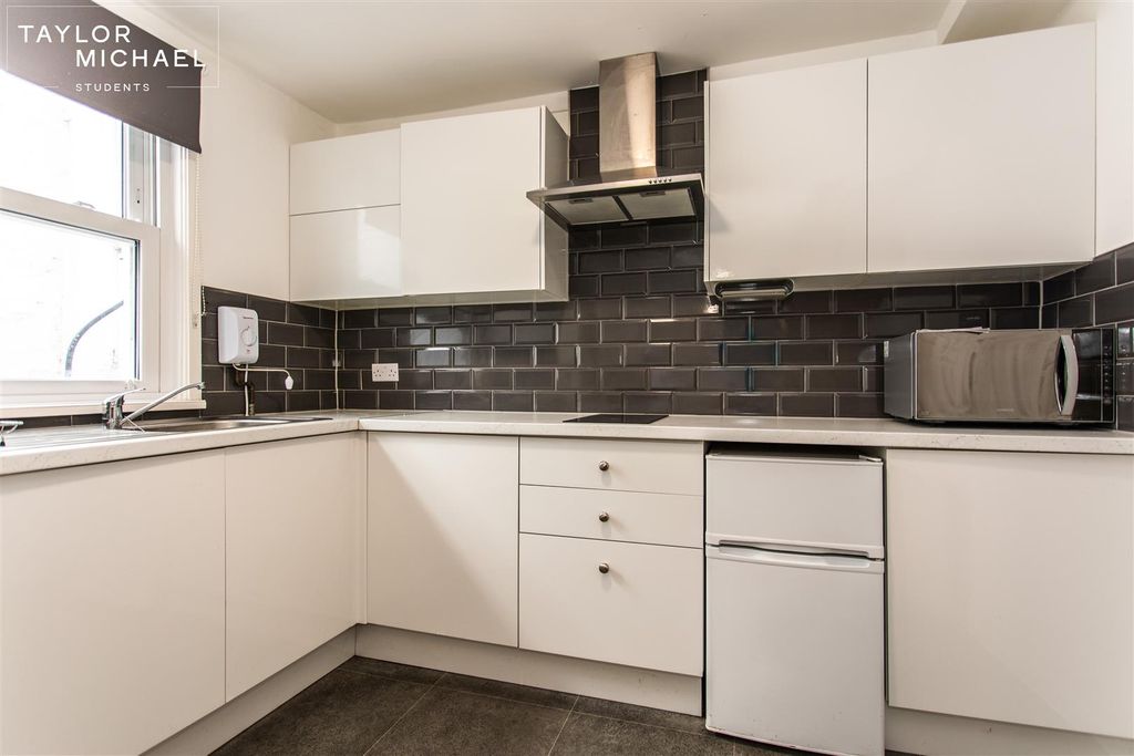 Property photo 3 of 15 Room