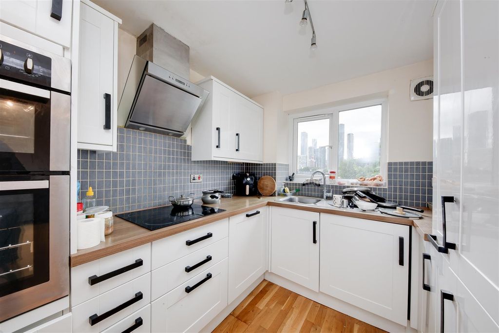 Property photo 3 of 11 Ringwood Gardens - 3.Jpg