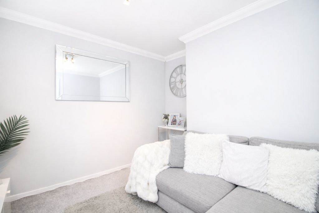 Property photo 3 of 18 Lounge