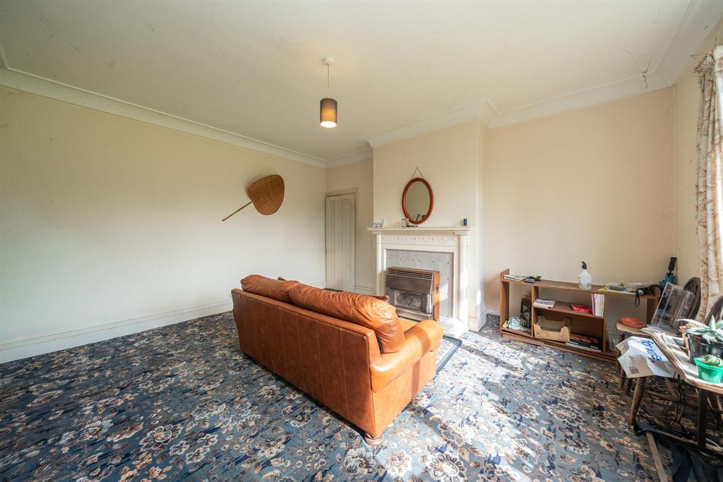 Property photo 3 of 18 24-Hillfield-Road-1692.Jpg