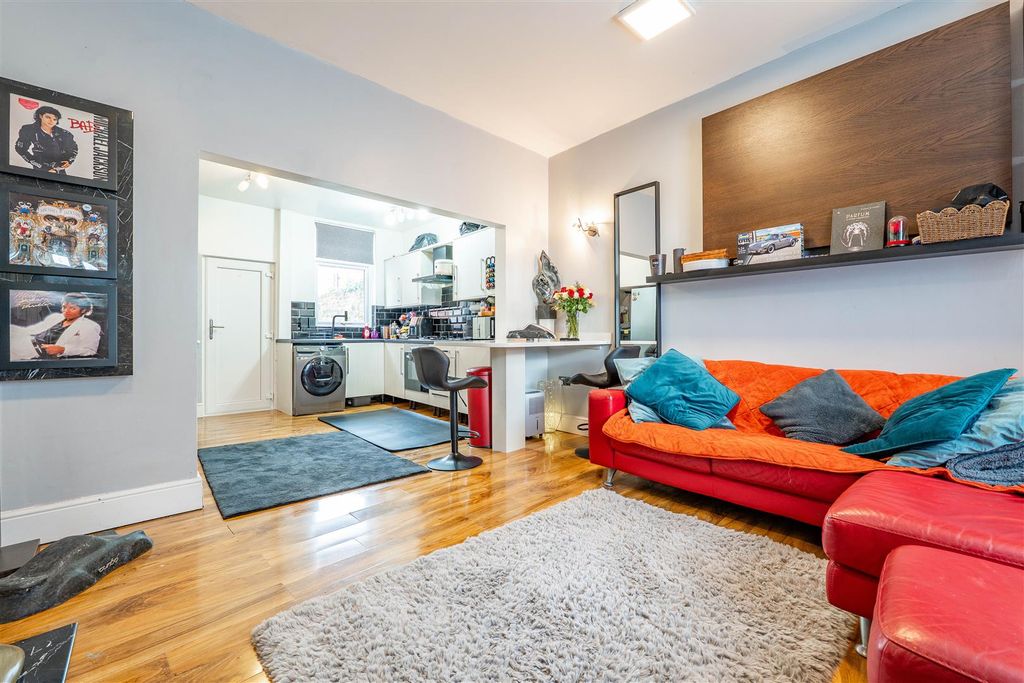 Property photo 2 of 11 Lounge