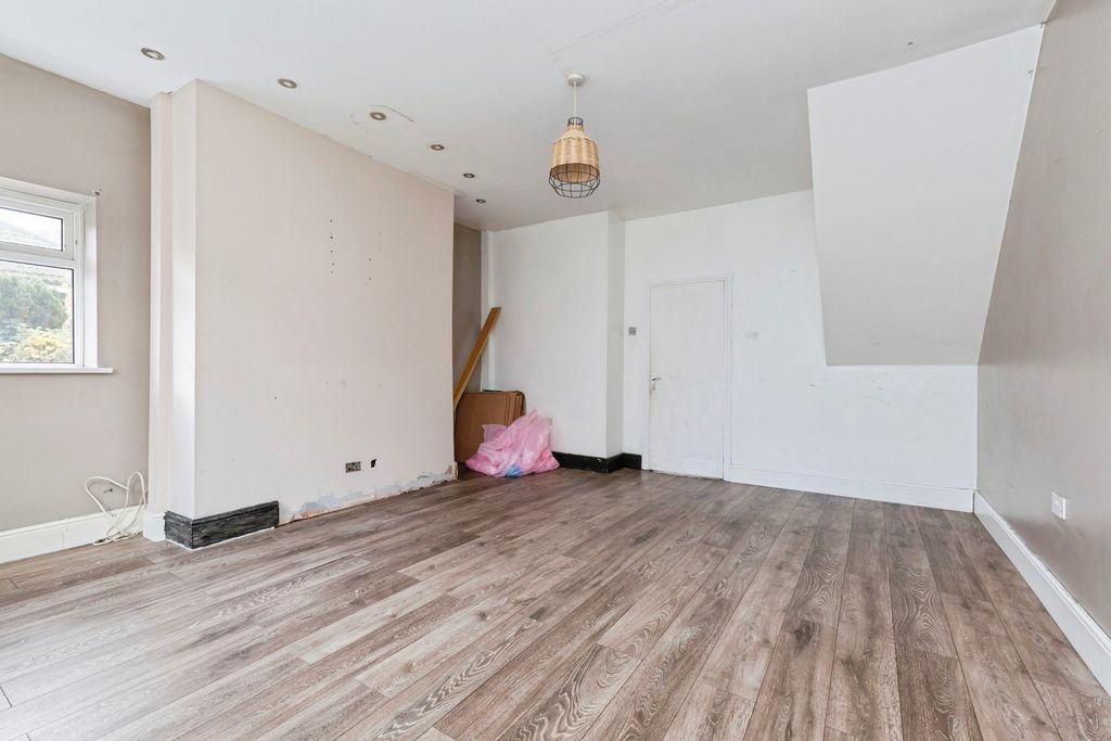 Property photo 2 of 17 Photo