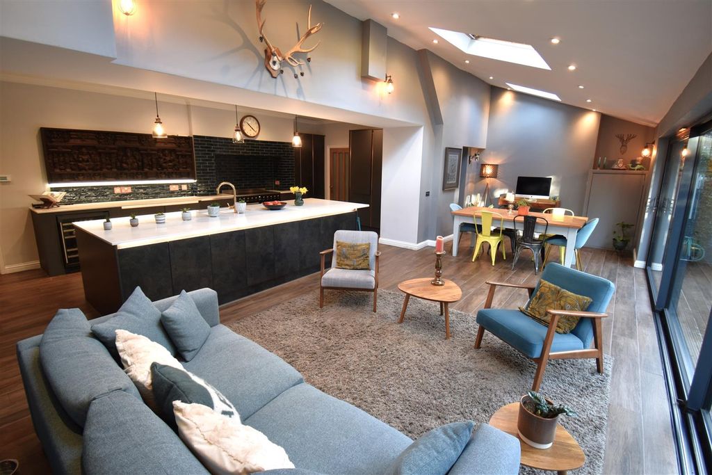 Property photo 1 of 28