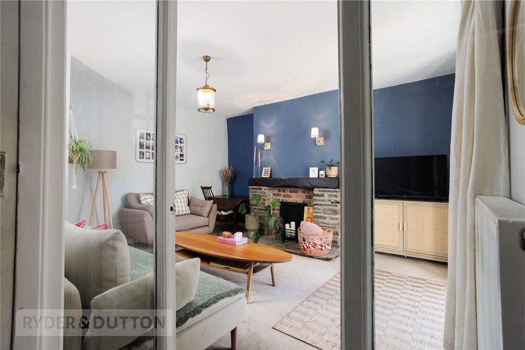 Property photo 1 of 17 Lounge