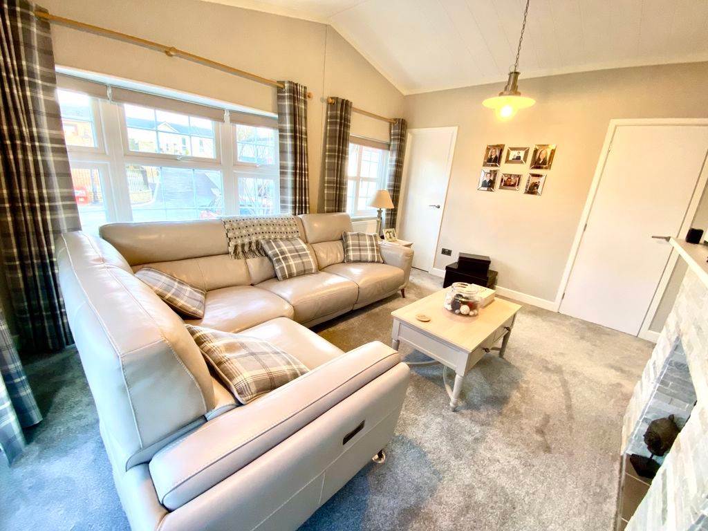 Property photo 2 of 33 Lounge