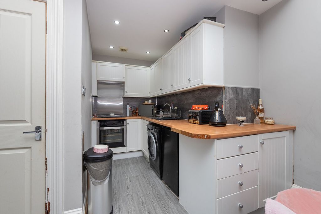 Property photo 2 of 18 Kitchen