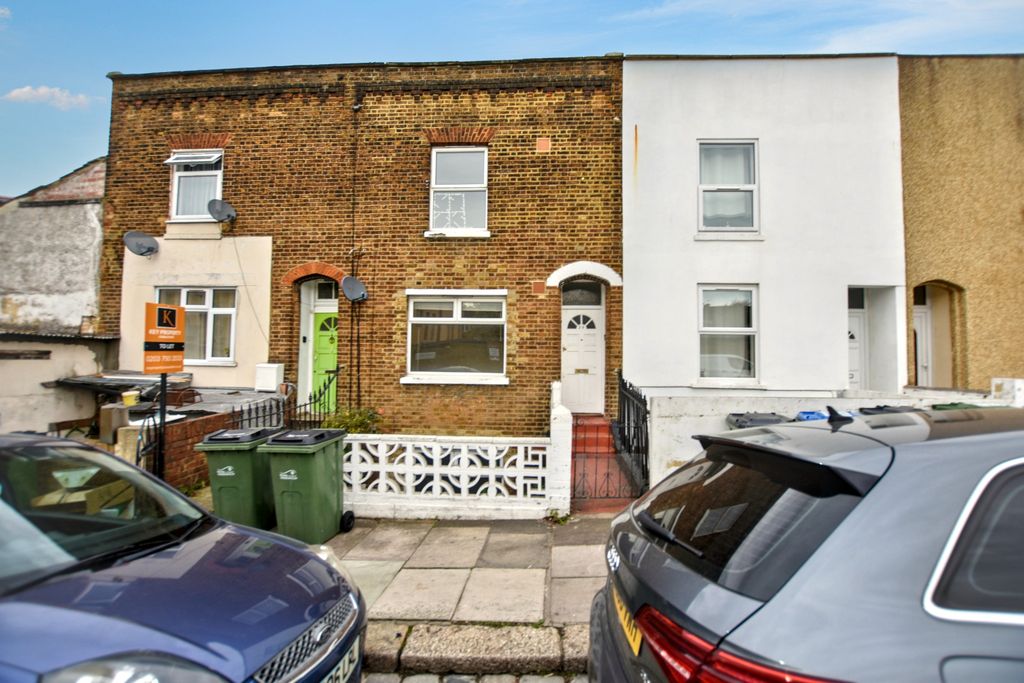 Property photo 1 of 18 29 Waverley Road, Plumstead, Se18 7Tl