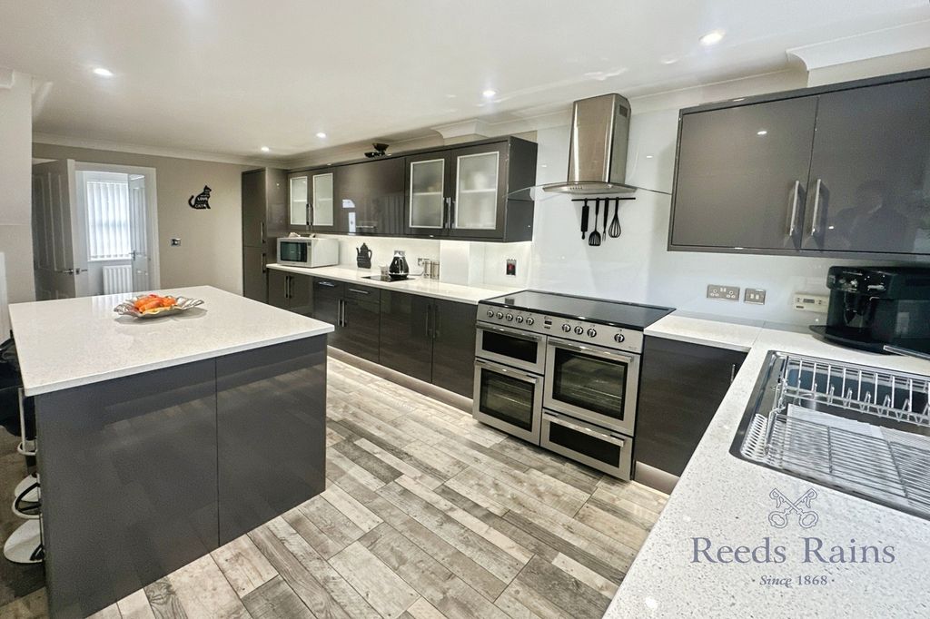 Property photo 2 of 24 Kitchen