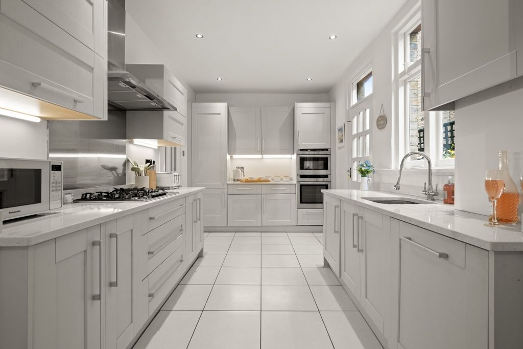 Property photo 3 of 19 16