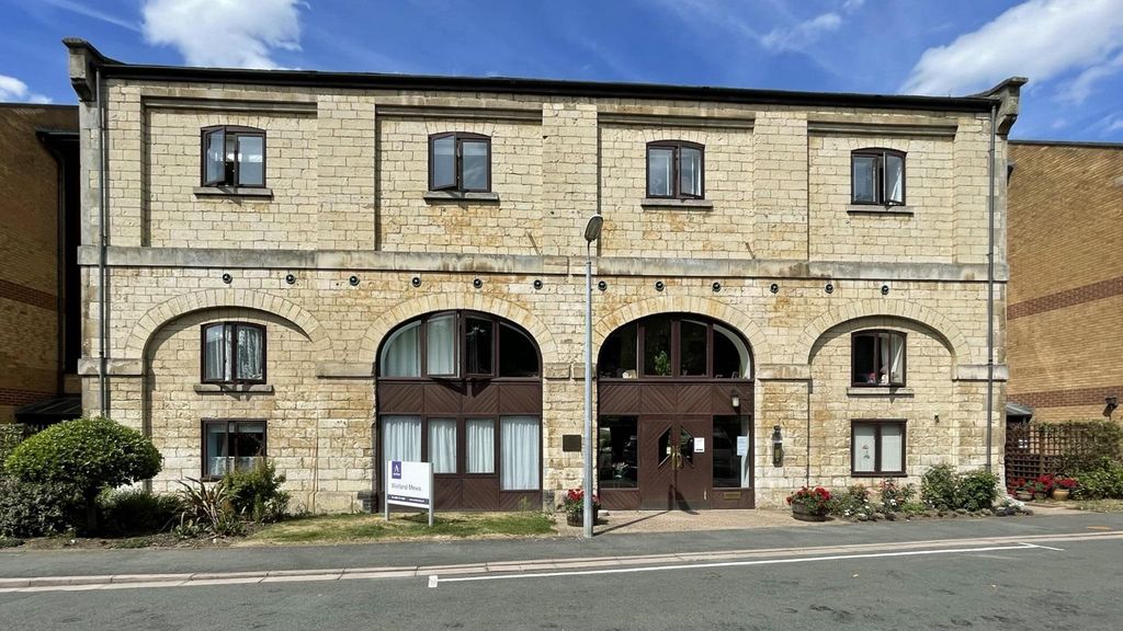 Property photo 2 of 11 Welland Mews