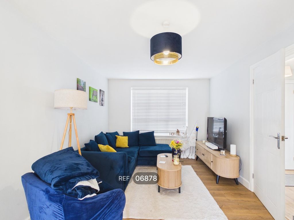 Property photo 1 of 18 Living Room