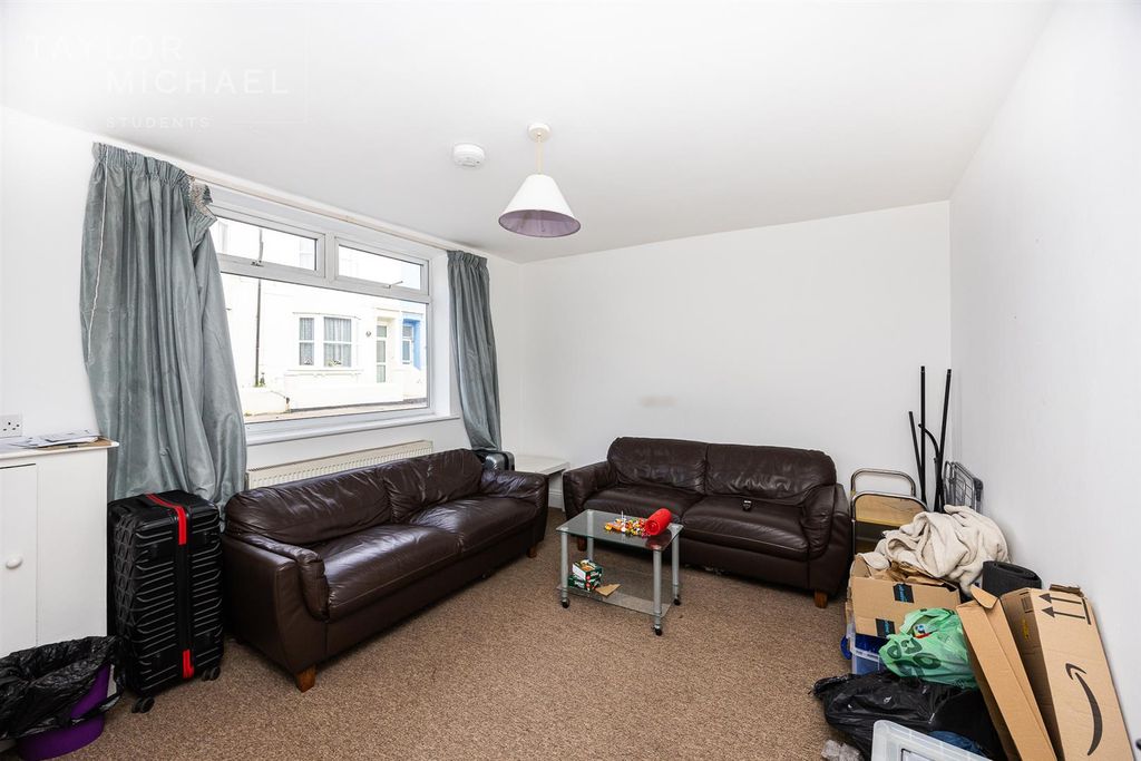 Property photo 2 of 7 Living Room