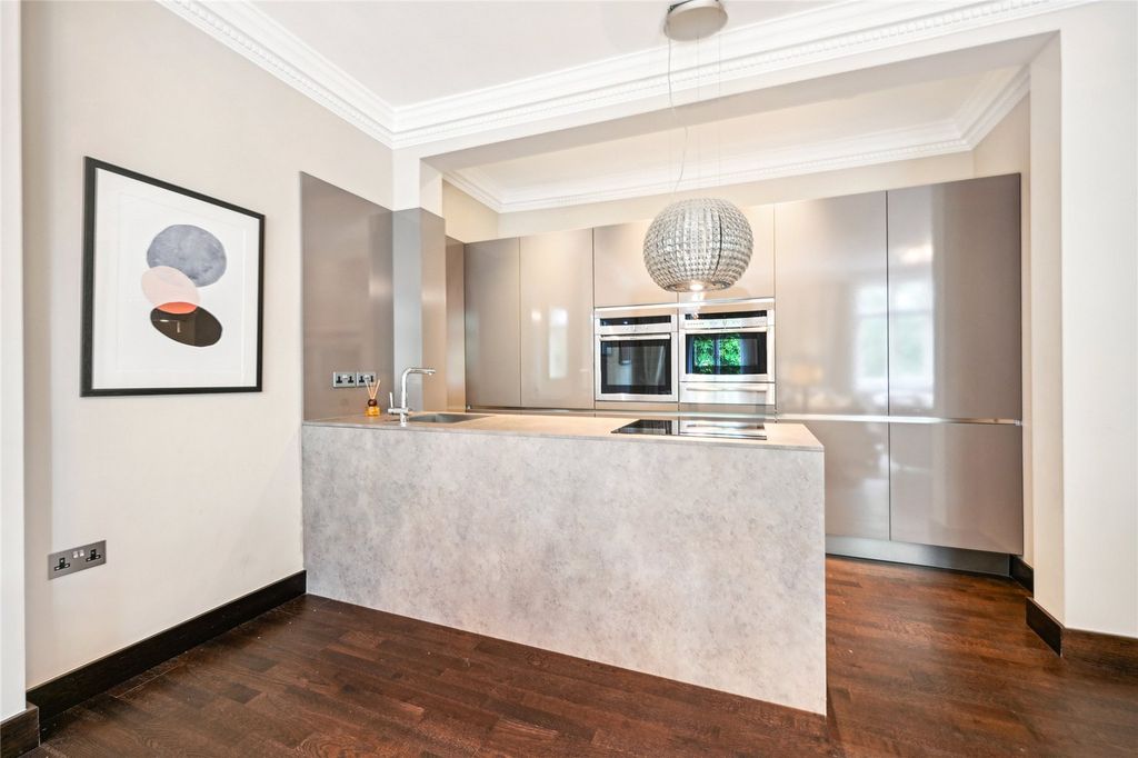 Property photo 2 of 16 Sussex Gardens