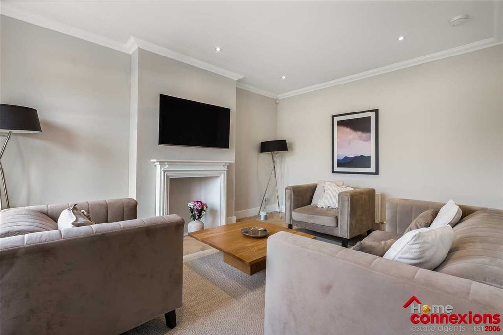 Property photo 3 of 24 Lounge (2)