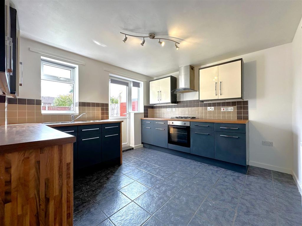 Property photo 2 of 14 Modern Fitted Kitchen 788