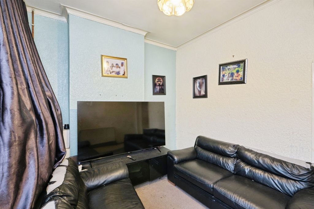 Property photo 2 of 25