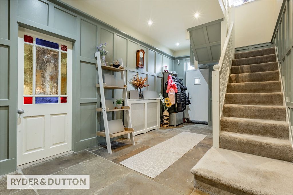 Property photo 3 of 33 Entrance Hall