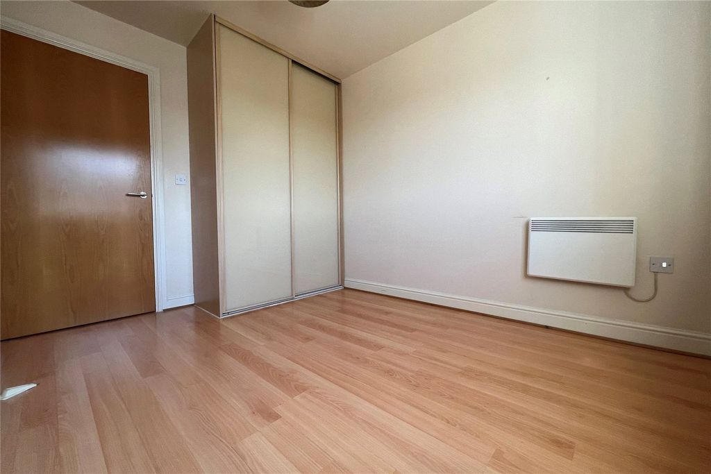 2 bed flat for saleWoking, Surrey GU21 photo 5