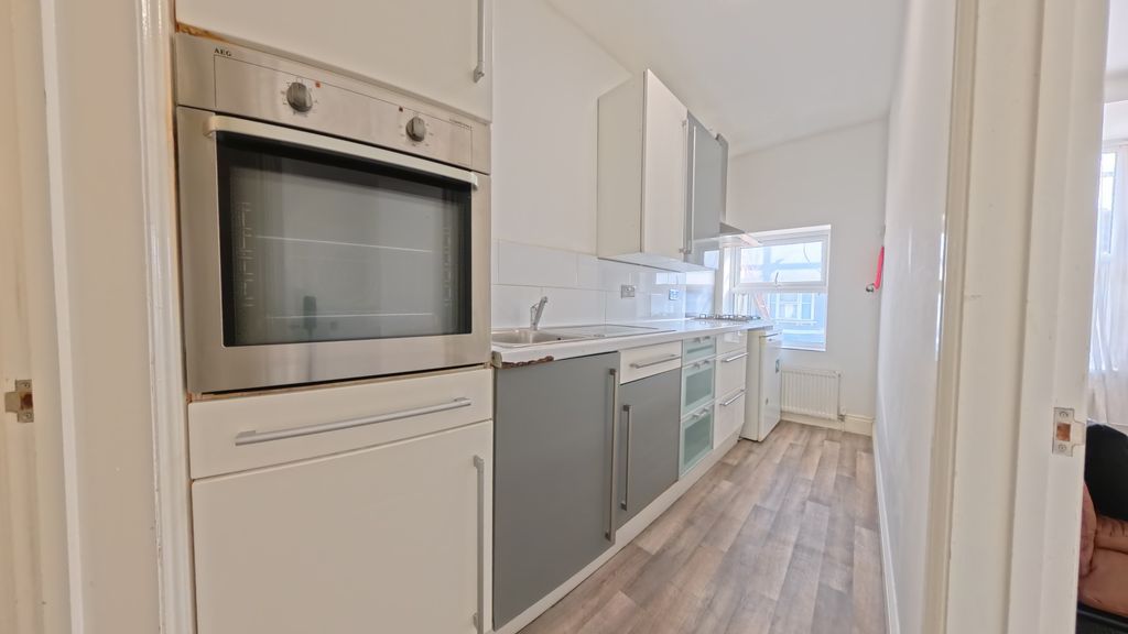 Property photo 3 of 6 Kitchen