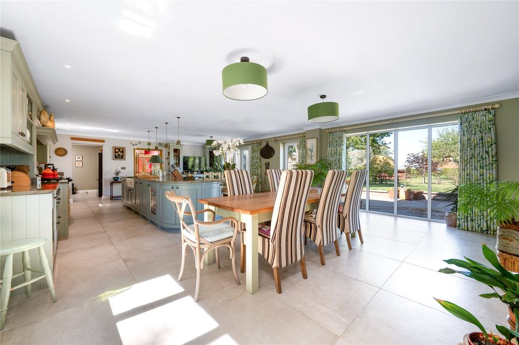 Property photo 3 of 25 Kitchen/Dining Room