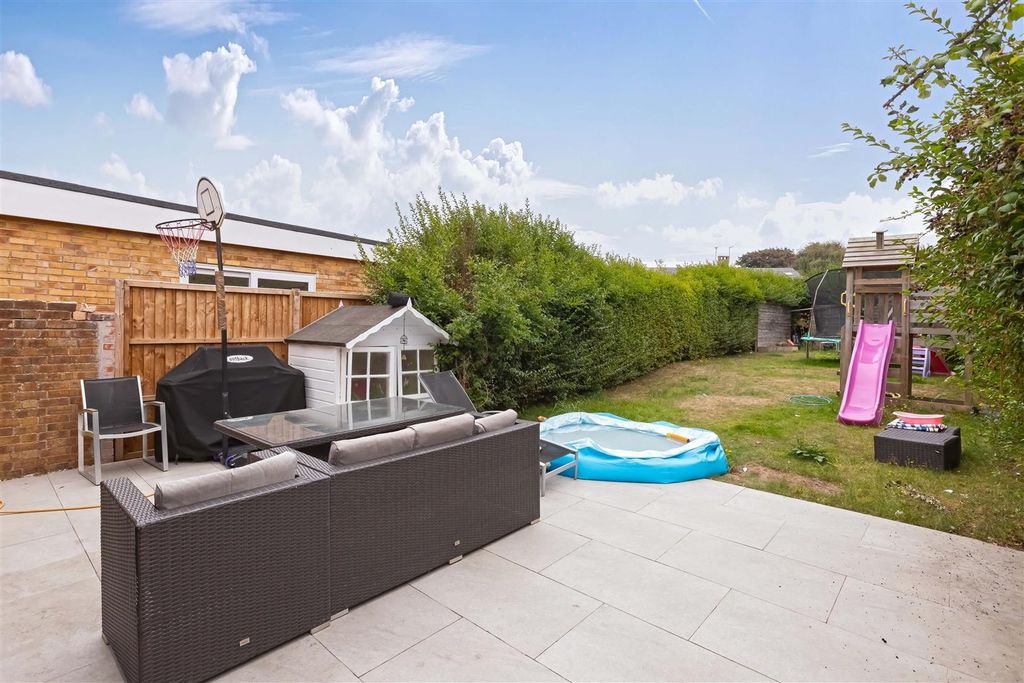 Property photo 3 of 13 Barrington Close_14.Jpg