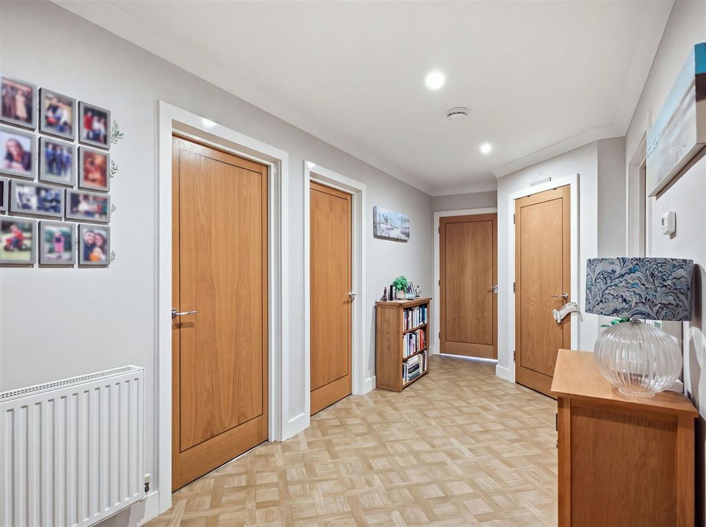 Property photo 2 of 33 Entrance Hall