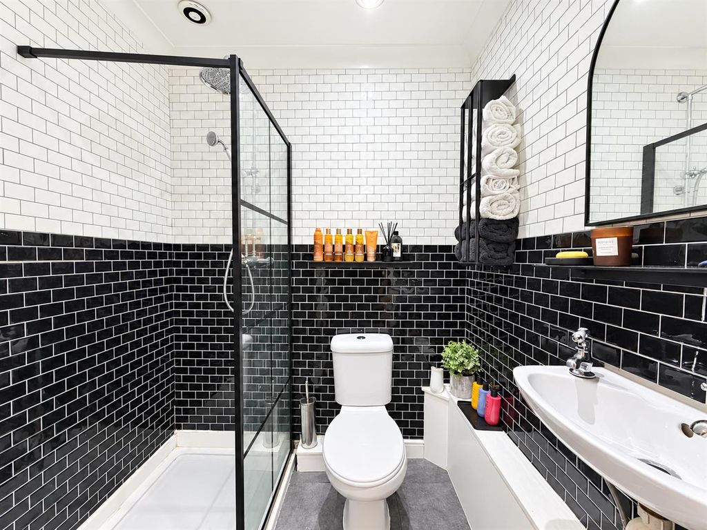 Property photo 3 of 19 Shower Room