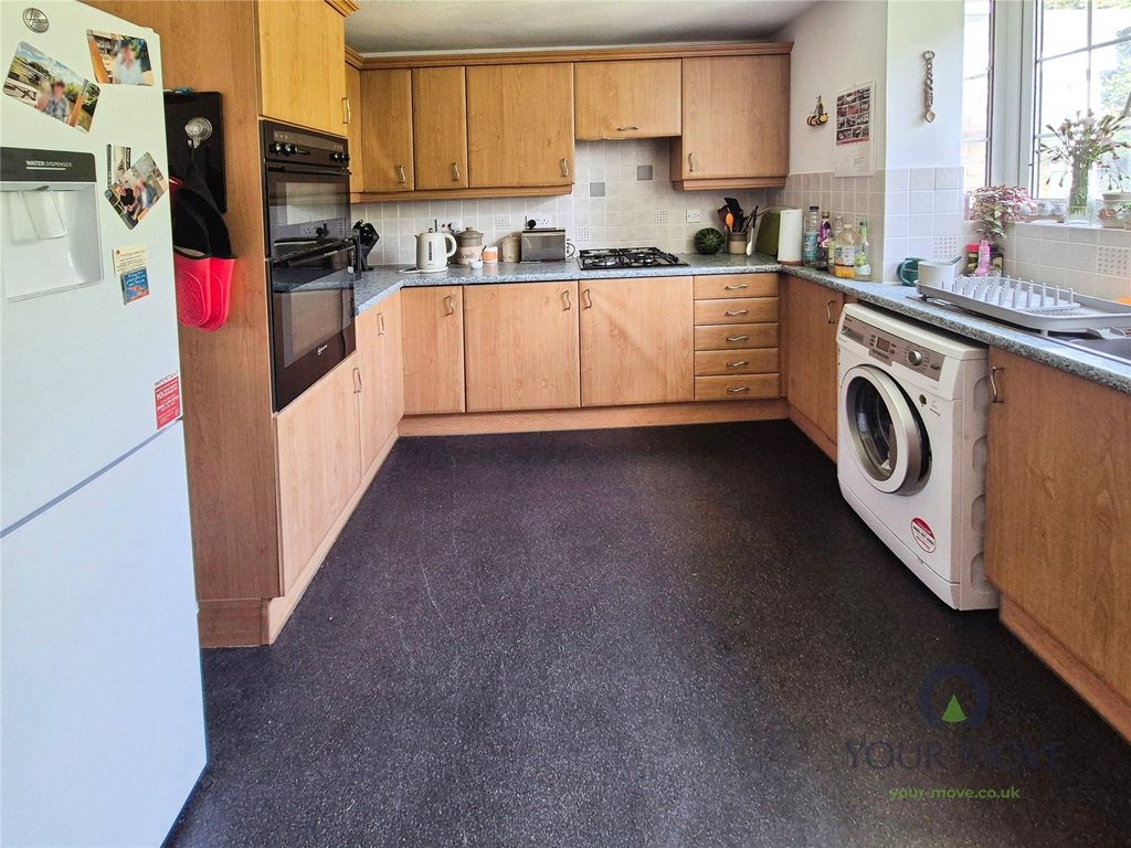 Property photo 3 of 18 Kitchen