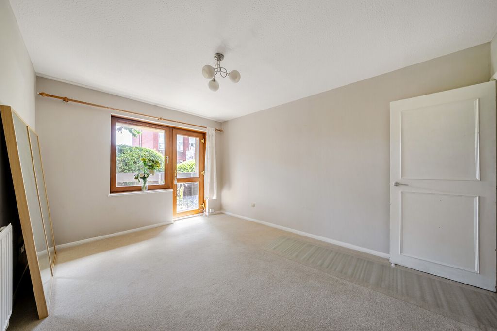Property photo 2 of 8 1479953-7-6A425Aa...