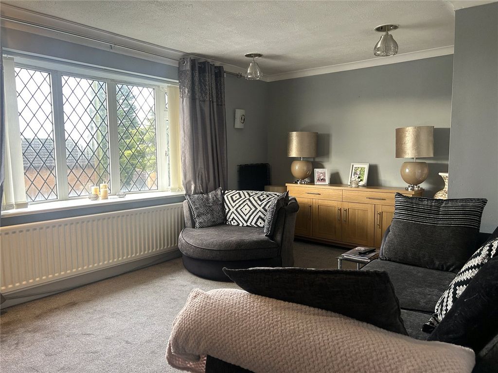 Property photo 3 of 16 Lounge