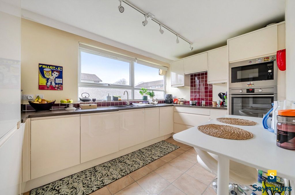 Property photo 3 of 18 Kitchen