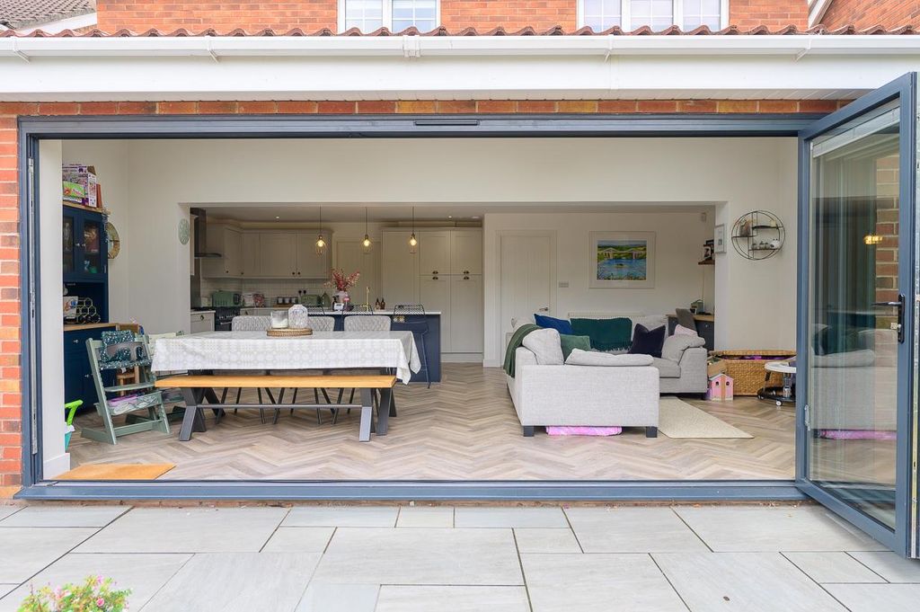 Property photo 2 of 32 Bifolds.Jpg