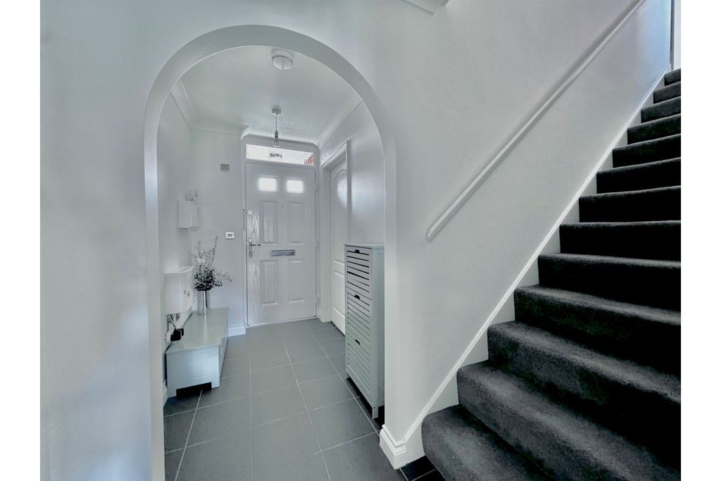 Property photo 2 of 19 Entrance Hall