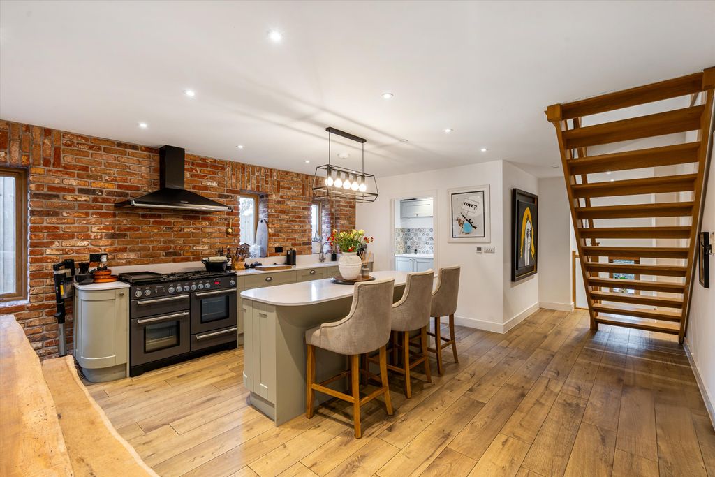 Property photo 2 of 20 Image