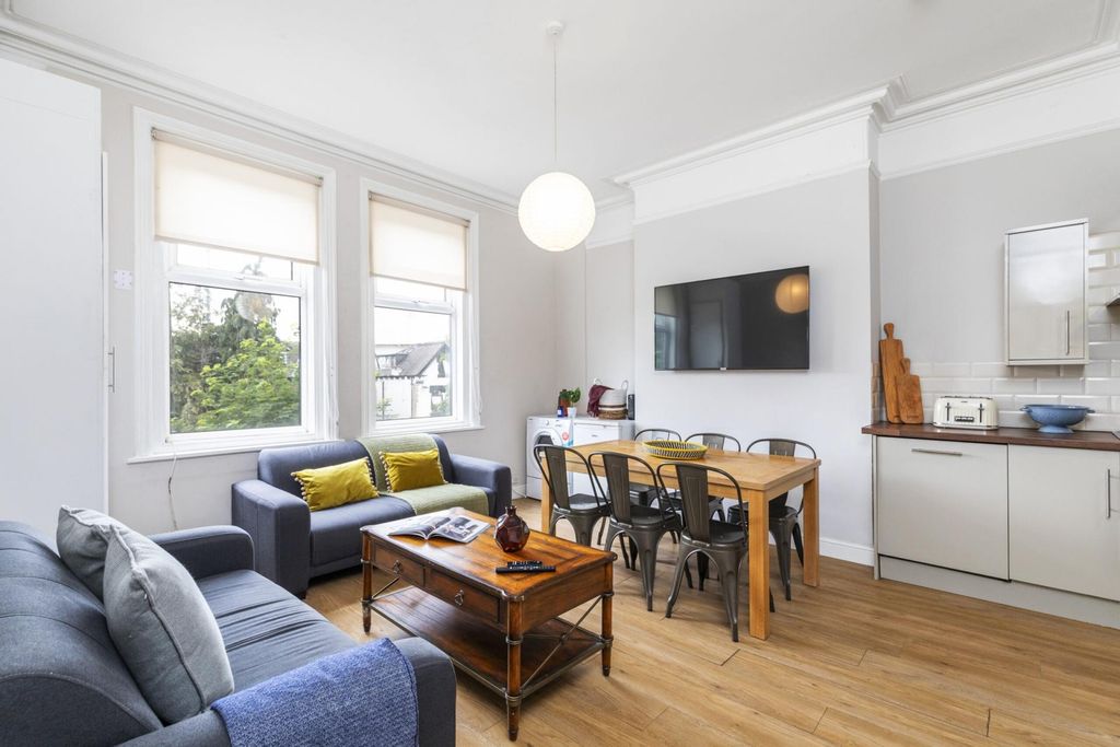 Property photo 1 of 7 Bright, Modern Open-Plan Living Area With Contempo...