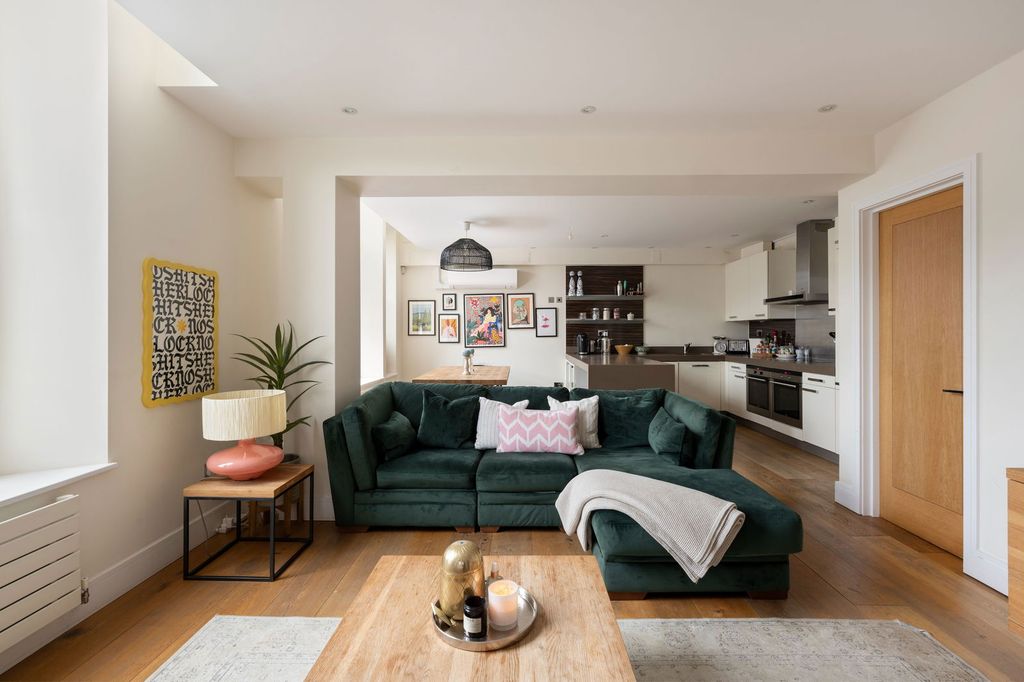 Property photo 2 of 23