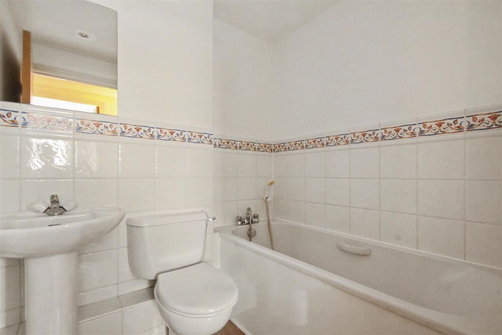 Property photo 3 of 10 Bathroom.Jpg