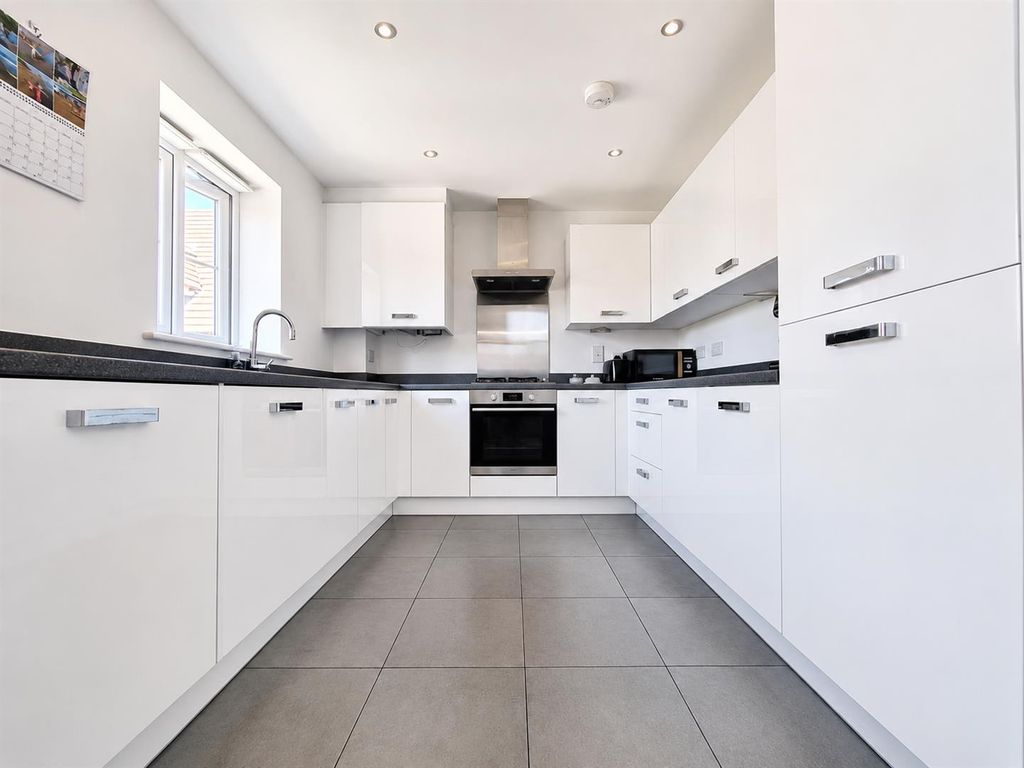 Property photo 2 of 11 Modern Fitted Kitchen