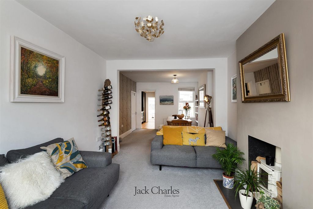 Property photo 3 of 17 60 Mabledon Rd, Tn9 2Tg 003.Jpg