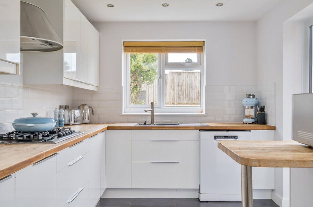 Property photo 3 of 12 Kitchen